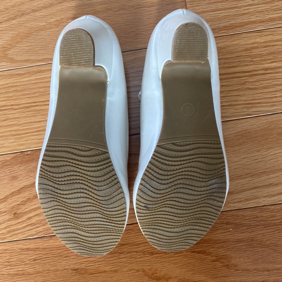 Girls size 1 dress shoes - Picture 3 of 3